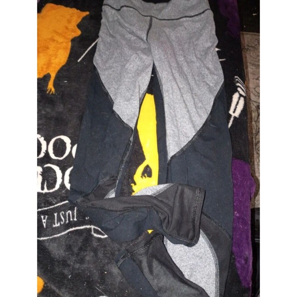 American Eagle size small grey and Black leggings -055x